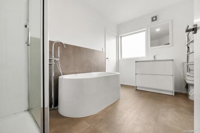 Photo of property in 2/242 Pakuranga Road, Pakuranga Heights, Auckland, 2010