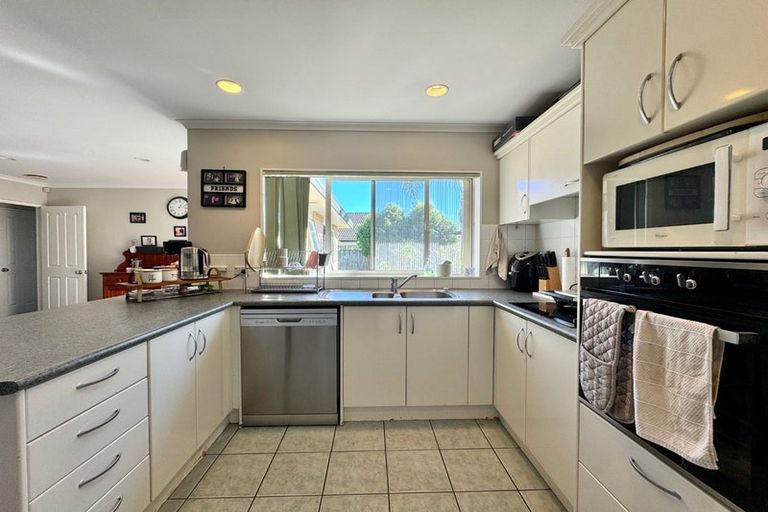 Photo of property in 12 Mellefont Close, East Tamaki Heights, Auckland, 2016