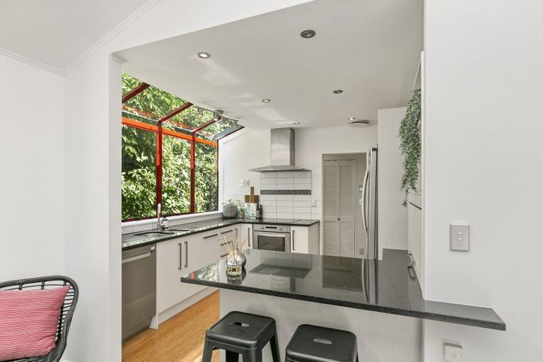 Photo of property in 18 Parsons Glen, Karori, Wellington, 6012