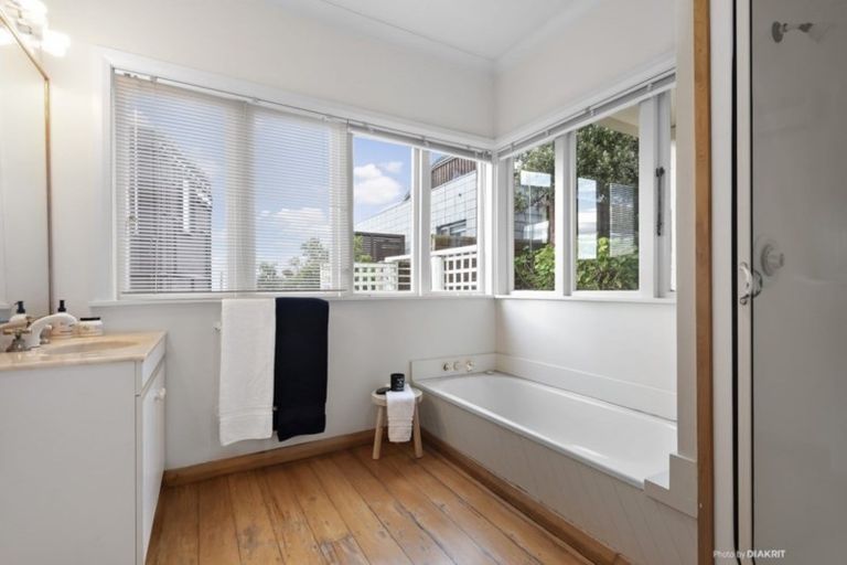 Photo of property in 92 Nevay Road, Karaka Bays, Wellington, 6022