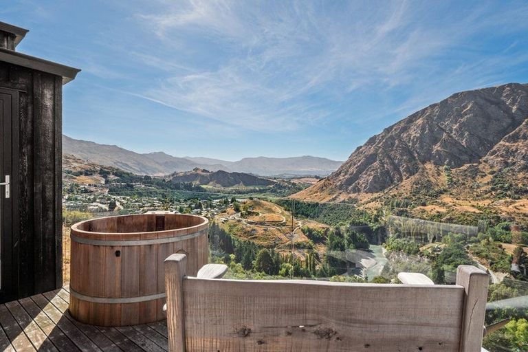 Photo of property in 12 Crow's Nest Road, Arthurs Point, Queenstown, 9371
