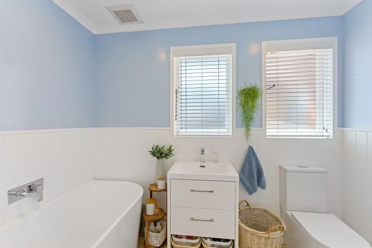 Photo of property in 10 Nimmo Avenue, Waikanae, 5036