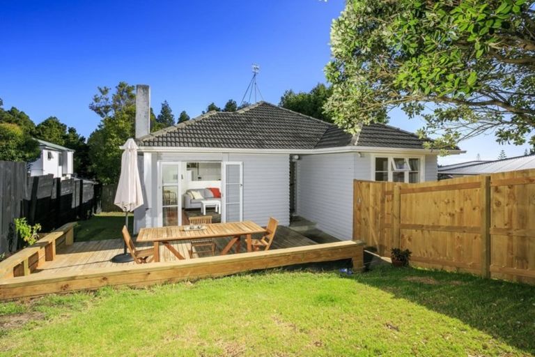 Photo of property in 50 Pupuke Road, Hillcrest, Auckland, 0627