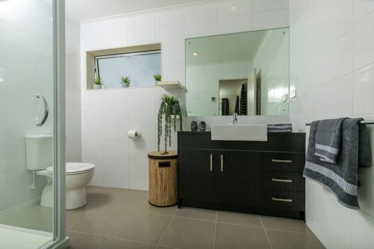 Photo of property in 84 Kittiwake Drive, Schnapper Rock, Auckland, 0632