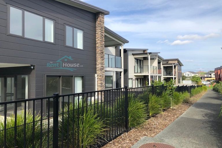 Photo of property in 4/60 Hayfield Way, Karaka, Papakura, 2580