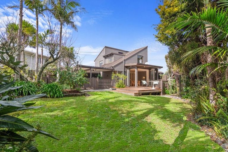 Photo of property in 33 Woodlands Crescent, Browns Bay, Auckland, 0630