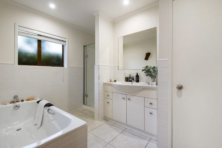 Photo of property in 22 John Dee Crescent, Red Beach, 0932
