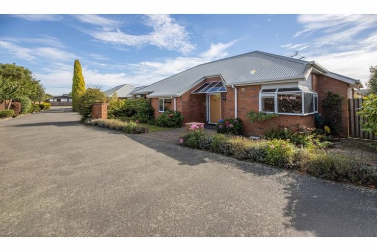 Photo of property in 2 Pentavon Lane, Avonhead, Christchurch, 8042