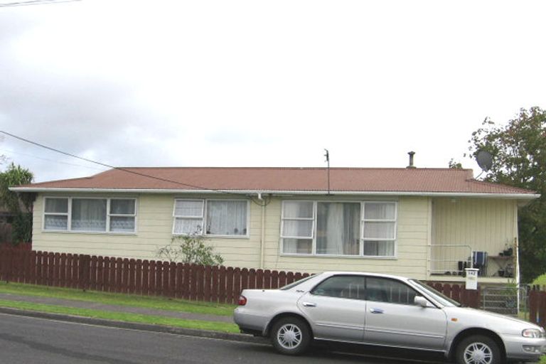 Photo of property in 142 Colwill Road, Massey, Auckland, 0614