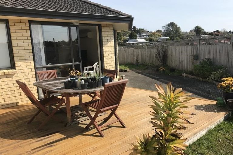 Photo of property in 11 Holsten Place, Massey, Auckland, 0614