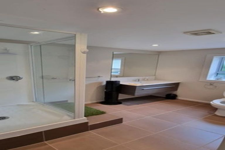 Photo of property in 21 Valley View Road, Glenfield, Auckland, 0629