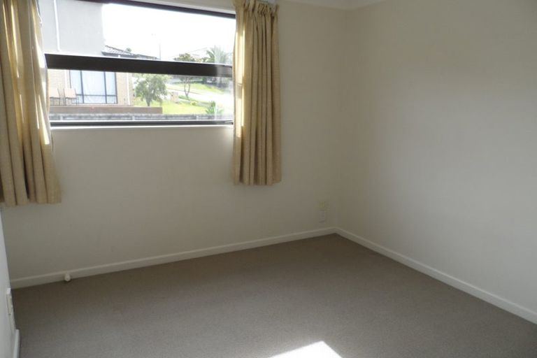 Photo of property in 12 Spoonbill Place, Unsworth Heights, Auckland, 0632