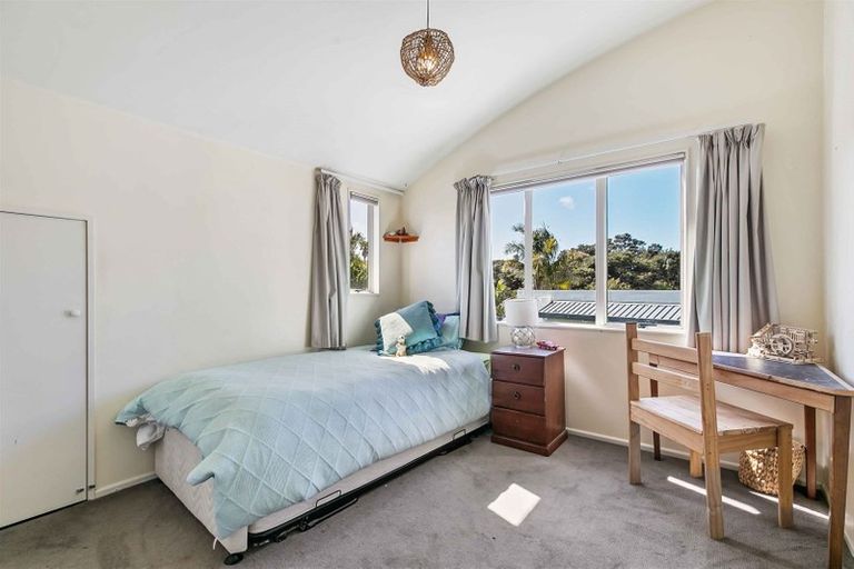 Photo of property in 18 Tyrico Close, Unsworth Heights, Auckland, 0632