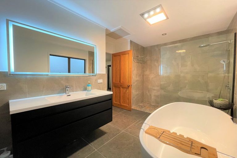 Photo of property in 54 Spence Road, Henderson, Auckland, 0612