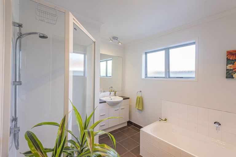 Photo of property in 18 Resolution Place, One Tree Point, 0118