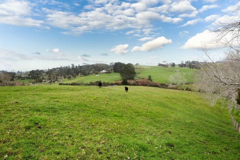 Photo of property in 141 Tawa Road, Kumeu, 0891