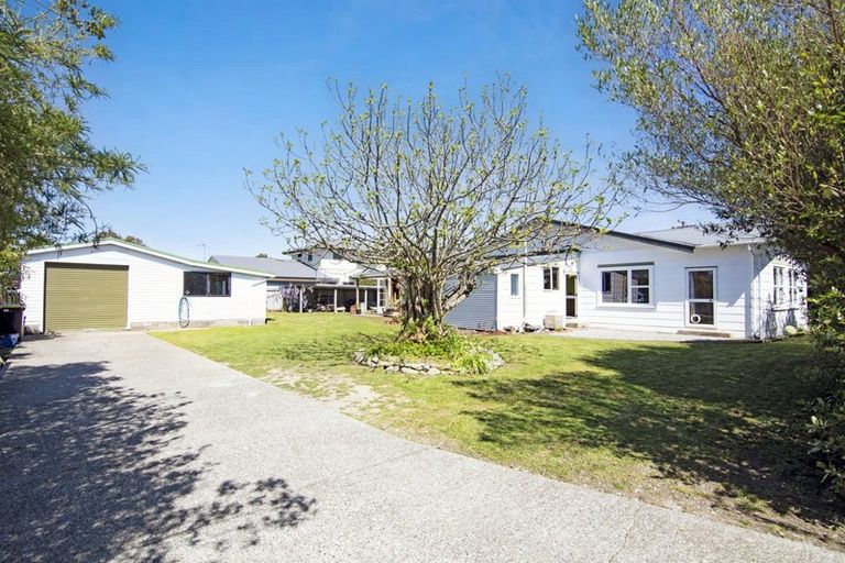Photo of property in 176 Commercial Street, Takaka, 7110