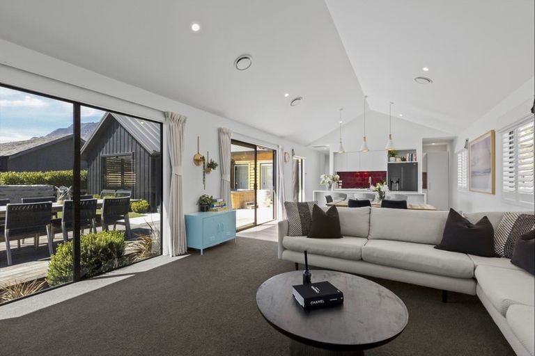 Photo of property in 12 Kinross Lane, Jacks Point, Queenstown, 9371
