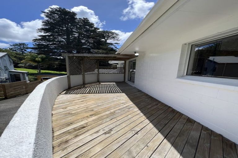 Photo of property in 1/5 Mahuta Grove, Northcote, Auckland, 0627