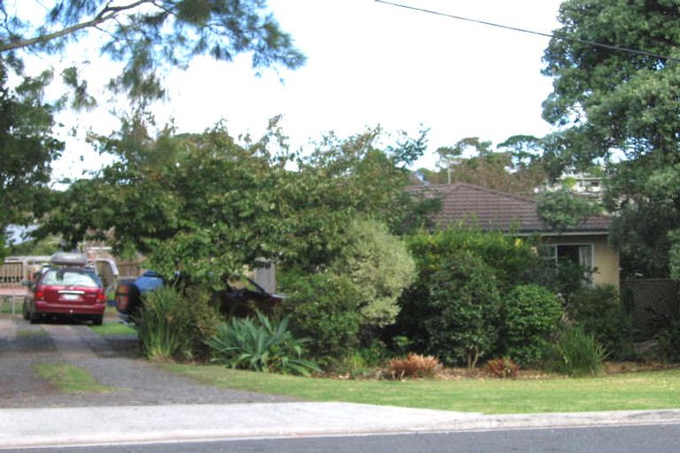 Photo of property in 1b View Road, Campbells Bay, Auckland, 0630