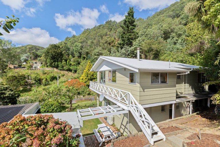 Photo of property in 83 Kent Street, Picton, 7220