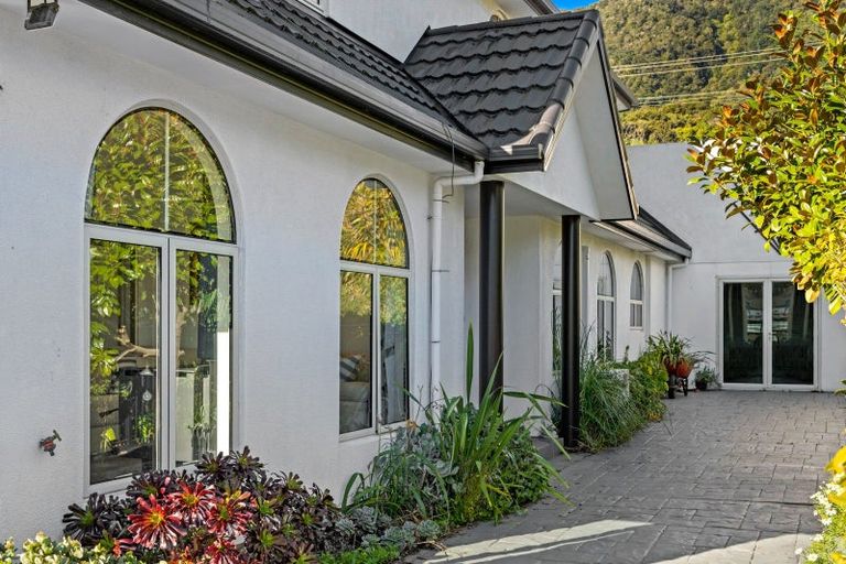Photo of property in 37 Waikawa Road, Picton, 7220