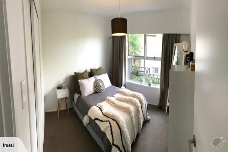 Photo of property in 1/54 Ayton Drive, Totara Vale, Auckland, 0629