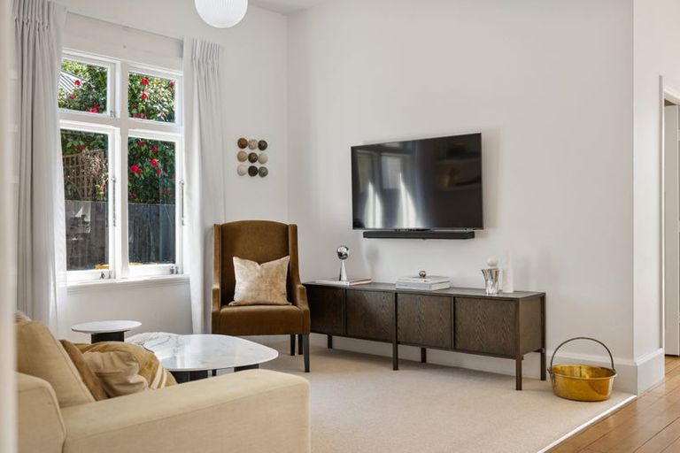 Photo of property in 5 Aikmans Road, Merivale, Christchurch, 8014