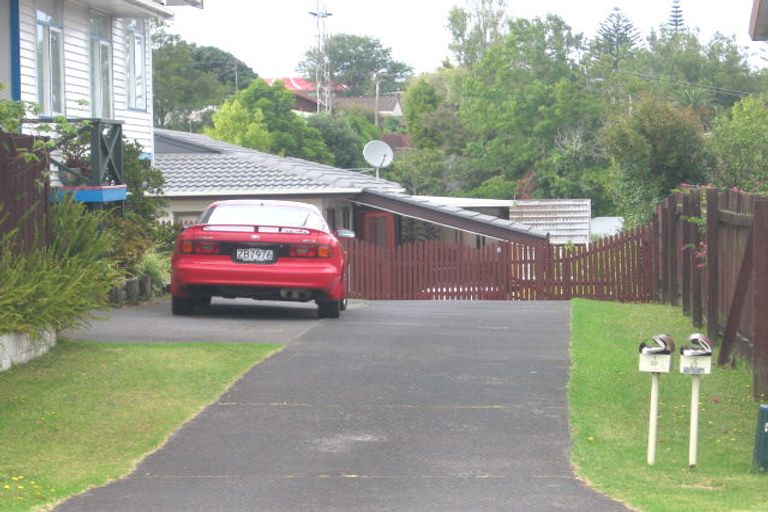 Photo of property in 2/22 Neal Avenue, Glenfield, Auckland, 0629