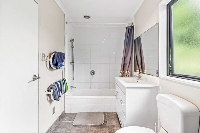 Photo of property in 71 Kemp Road, Massey, Auckland, 0614