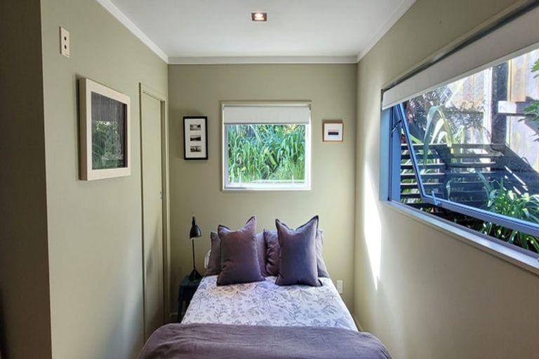 Photo of property in 28 Veale Road, Frankleigh Park, New Plymouth, 4310