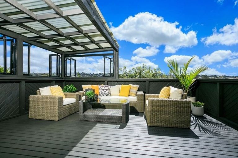 Photo of property in 2/17 Mirovale Place, Totara Vale, Auckland, 0629