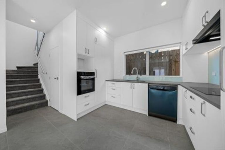 Photo of property in 9 Edgerton Road, Te Atatu Peninsula, Auckland, 0610
