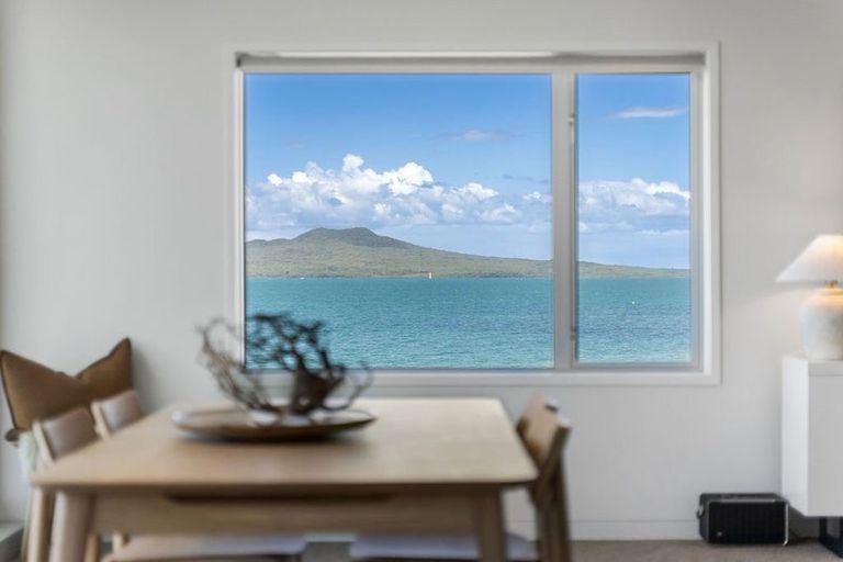 Photo of property in Seaview Apartments, 13/64 Milford Road, Milford, Auckland, 0620