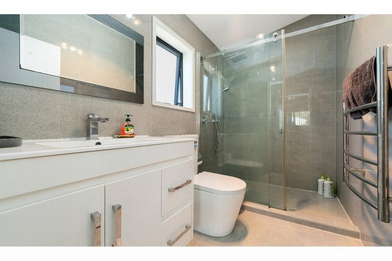 Photo of property in 2 Mile Place, Henderson, Auckland, 0612