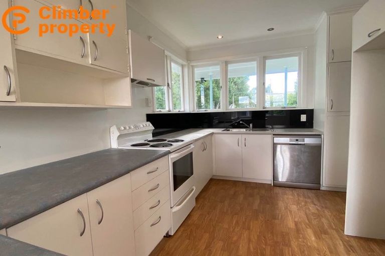 Photo of property in 8 Sherwood Avenue, Te Atatu South, Auckland, 0610