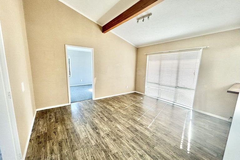 Photo of property in 77 Meadowvale Rise, Titirangi, Auckland, 0604