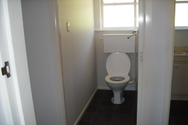 Photo of property in 19a Huntingdon Street, Northland, Wellington, 6012