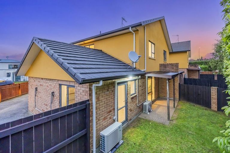 Photo of property in 1/4 Charlenne Close, Ranui, Auckland, 0612