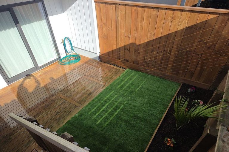 Photo of property in 105 Trias Road, Totara Vale, Auckland, 0629