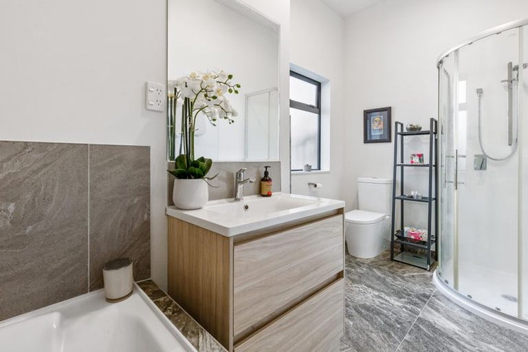 Photo of property in 2 Tarara Lane, Kumeu, 0810