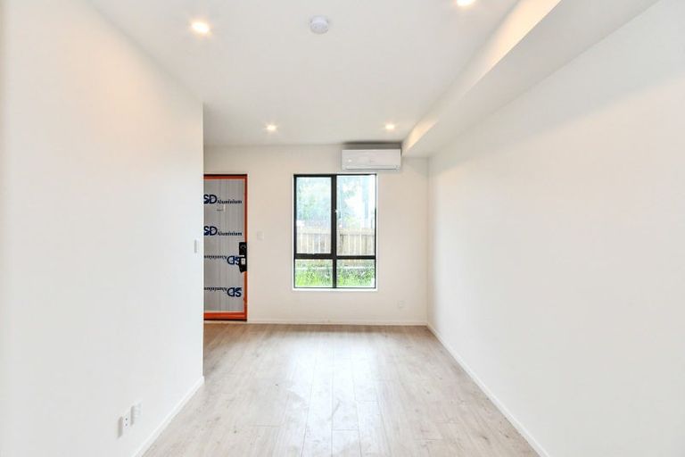 Photo of property in 2/3226 Great North Road, New Lynn, Auckland, 0600