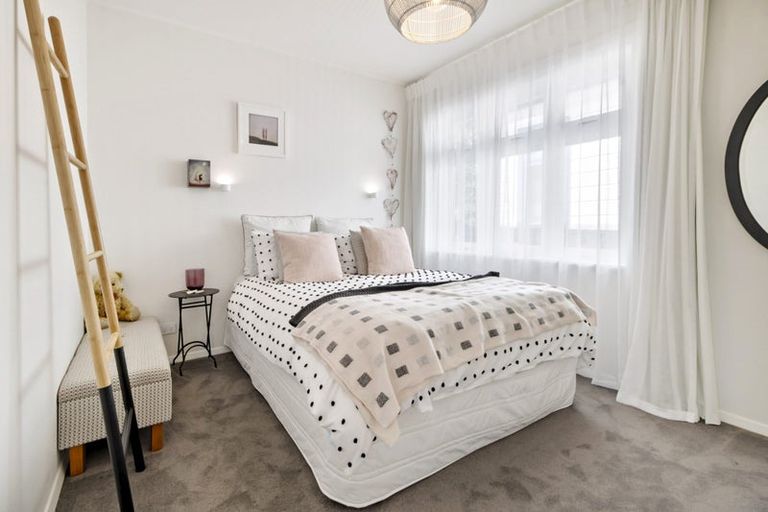 Photo of property in 59 Endeavour Street, Lyall Bay, Wellington, 6022