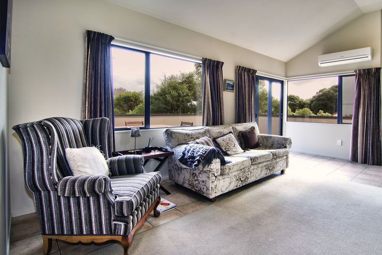 Photo of property in 27 Chamari Close, Titirangi, Auckland, 0604