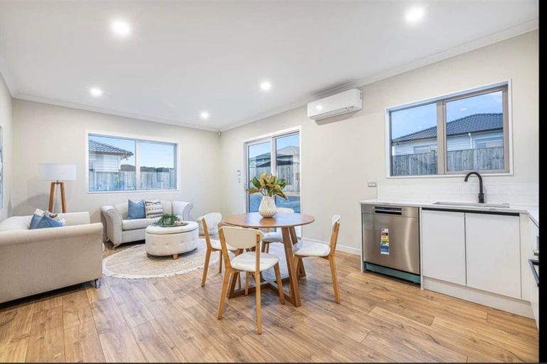 Photo of property in 15 Walter Ruddock Avenue, Kumeu, 0810