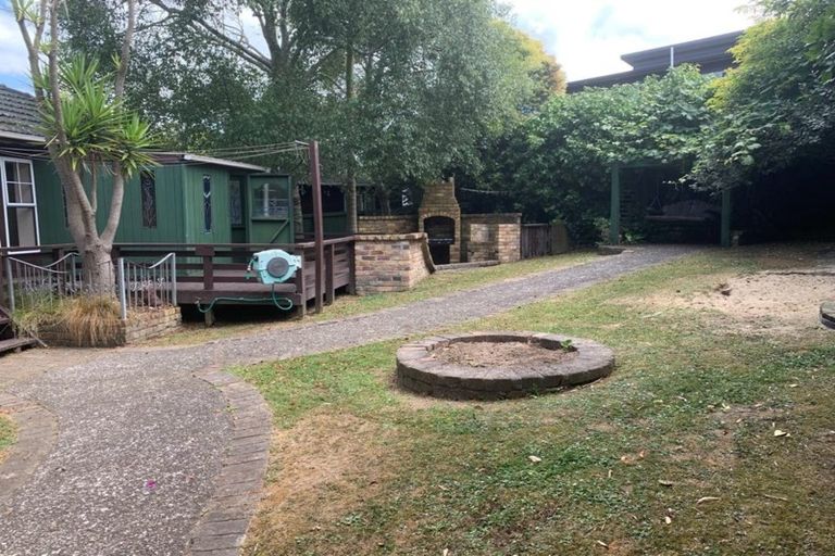 Photo of property in 27 Wairau Road, Forrest Hill, Auckland, 0627