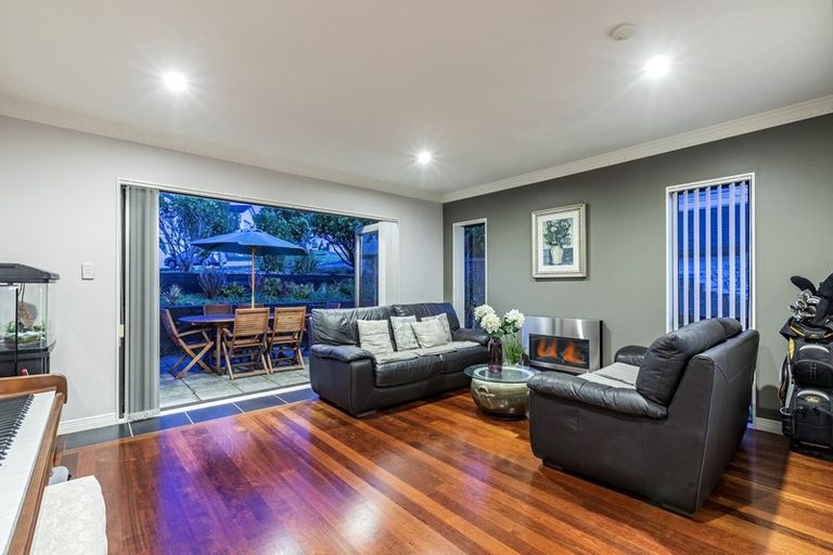 Photo of property in 10 Oak View Terrace, Schnapper Rock, Auckland, 0632