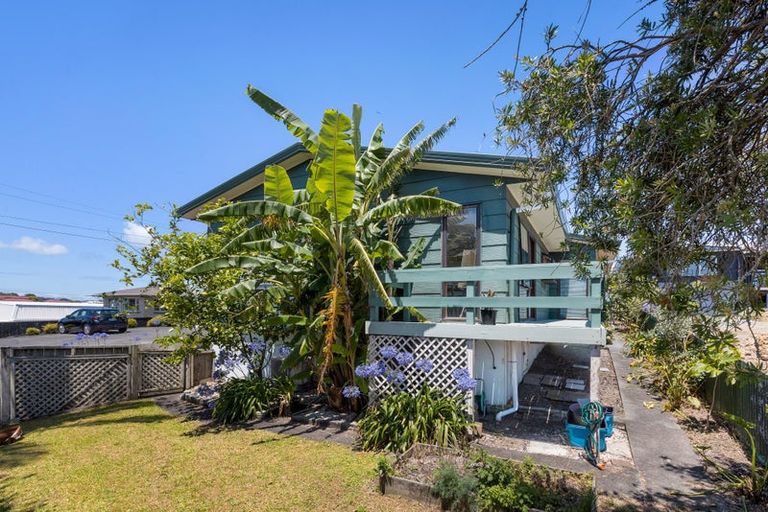Photo of property in 21 Red Beach Road, Red Beach, 0932
