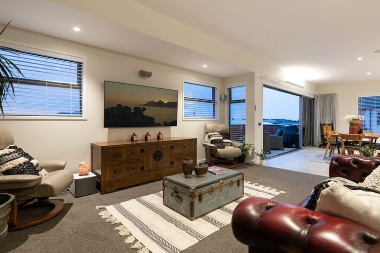 Photo of property in 18 Makura Drive, Papamoa Beach, Papamoa, 3118