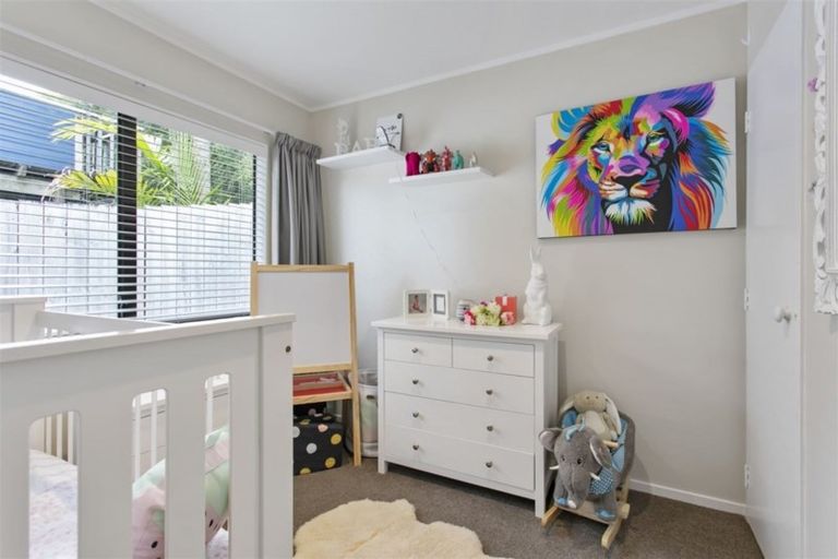 Photo of property in 10 Oreil Avenue, West Harbour, Auckland, 0618